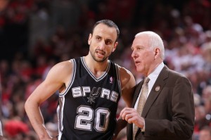 Manu Ginobili a colloquio con Gregg Popovich