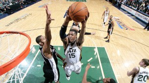 Derrick Favors in azione.