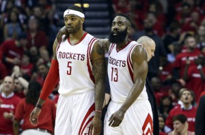 Josh Smith abbracciato dal compagno James Harden durante la serie contro i Dallas Mavericks