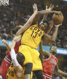 Tristan Thompson mentre lotta a rimbalzo