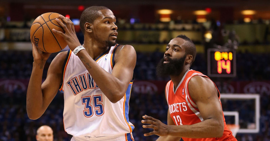 Kevin Durant in azione contro James Harden 