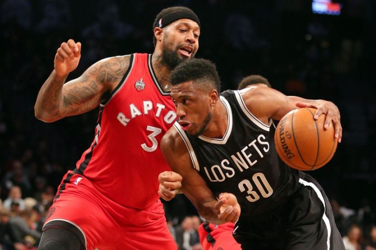 Young in azione contro i Toronto Raptors