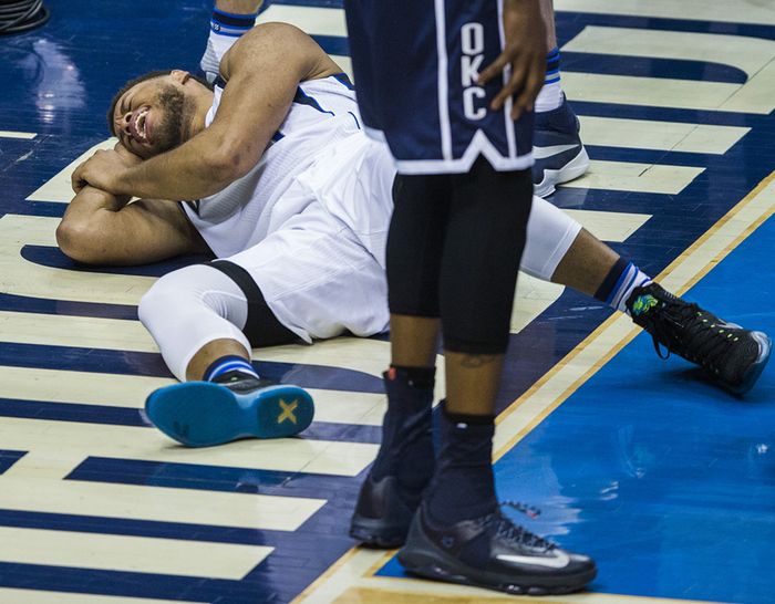 Justin Anderson a terra sofferente dopo il brutto colpo rimediato alla testa.