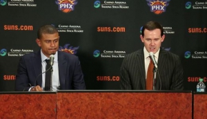 Il nuovo Coach dei Suns, Earl Watson, e il GM Ryan McDonough durante la conferenza di presentazione del nuovo capo allenatore