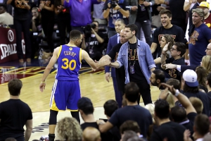 Steph Curry stringe la mano ad un fan dopo aver tirato il suo paradenti durante Gara6 (Foto di Ronald Martinez)