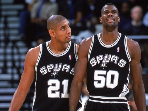 Tim Duncan (#21) e David Robinson (#50) con le maglie inaugurate nel 1989