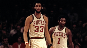 Lew Alcindor (#33) e Oscar Robertson (#1)