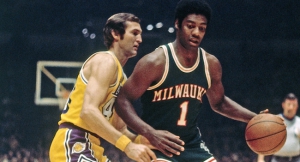 Oscar Robertson (Milwaukee) marcato da Jerry West (L.A. Lakers)