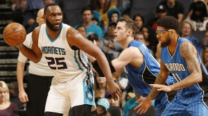 Al Jefferson, #7 dei Pacers, raddoppiato in post-basso con la maglia degli Hornets.