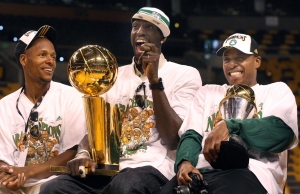 Allen, Garnett e Pierce, con i due trofei, alla parata celebrativa del 2008