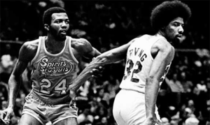 Marvin Barnes (Spirits) contro Julius Erving (Nets)