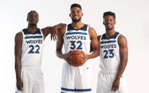 Il trio di giovani star dei T'Wolves. Da sinistra: Andrew Wiggins, Karl-Anthony Towns e Jimmy Butler