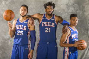 Trio di belle speranze anche a Philadelphia: Ben Simmons (#25), Joel Embiid (#21) e Markelle Fultz (#20)