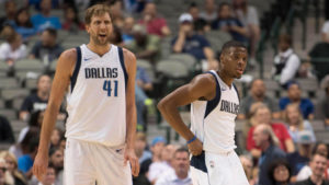 Dirk Nowitzki (a sinistra) e Dennis Smith Jr., passato e futuro dei Mavs