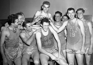 George Mikan festeggiato dal resto dei grandi Minneapolis Lakers