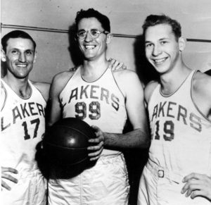 I 'Big Three' dei Minneapolis Lakers. Jim Pollard (#17), George Mikan (#99) e Vern Mikkelsen (#19)