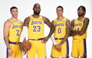 Gli uomini più attesi del 2018/19 gialloviola. Da sinistra: Lonzo Ball, LeBron James, Kyle Kuzma e Brandon Ingram