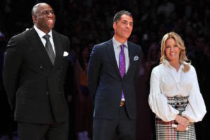 Magic Johson, Rob Pelinka e Jeanie Buss, conduttori della migliore sit-com NBA