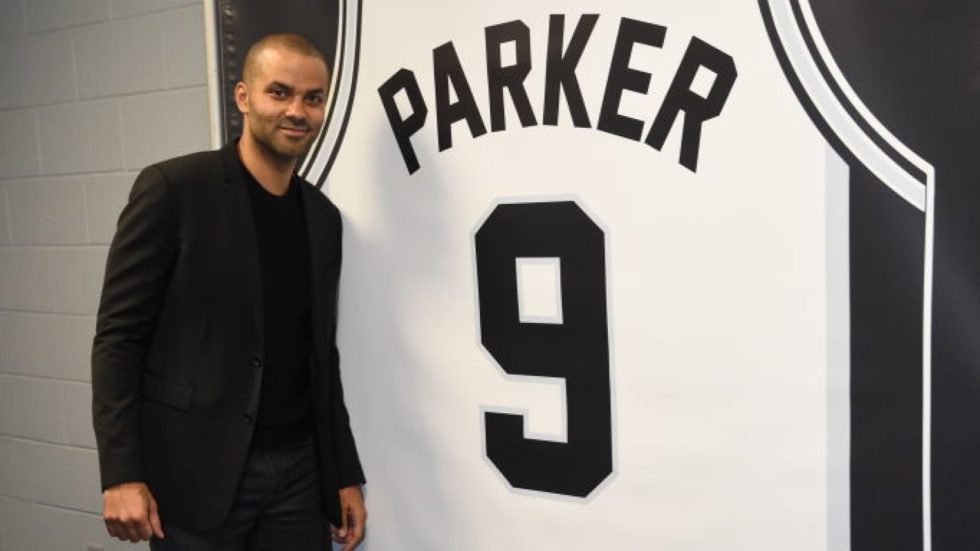 Tony Parker in posa di fianco alla sua maglia numero 9, ritirata dai San Antonio Spurs